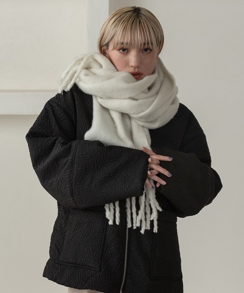 lawgy（ラウジー）の「volume fringe muffler / ボリュームフリンジマフラー（マフラー・レディース・ブラック/ホワイト/グリーン・FREE）」の4枚目の写真