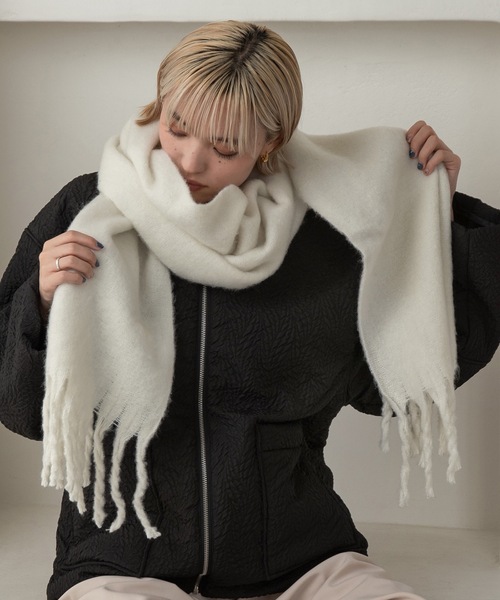 lawgy（ラウジー）の「volume fringe muffler / ボリュームフリンジマフラー（マフラー・レディース・ブラック/ホワイト/グリーン・FREE）」の5枚目の写真