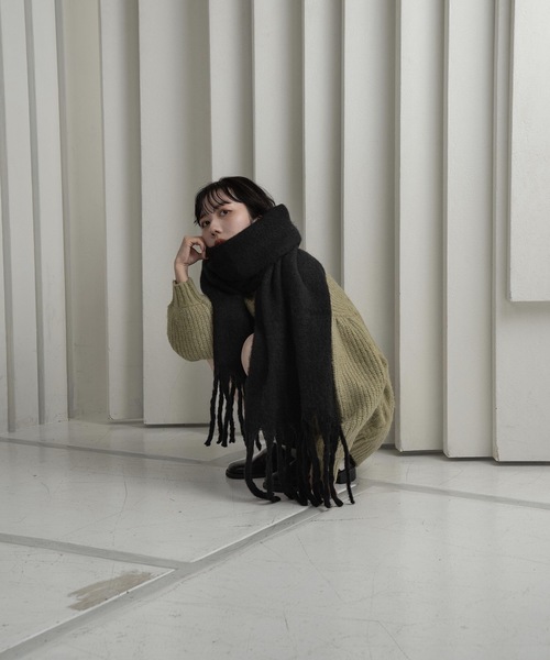 lawgy（ラウジー）の「volume fringe muffler / ボリュームフリンジマフラー（マフラー・レディース・ブラック/ホワイト/グリーン・FREE）」の8枚目の写真