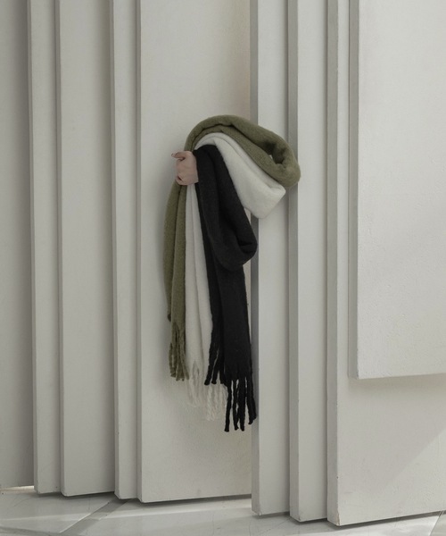 lawgy（ラウジー）の「volume fringe muffler / ボリュームフリンジマフラー（マフラー・レディース・ブラック/ホワイト/グリーン・FREE）」の18枚目の写真