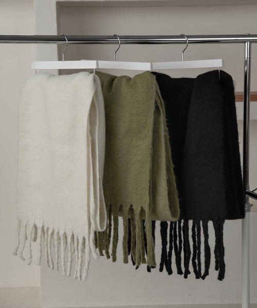 lawgy（ラウジー）の「volume fringe muffler / ボリュームフリンジマフラー（マフラー・レディース・ブラック/ホワイト/グリーン・FREE）」の14枚目の写真