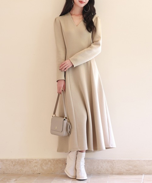 SAISON DE PAPILLON(セゾンドパピヨン)の「【高評価】ポンチ素材Vネックゴアードワンピース スタイルUP(ワンピース・レディース・ネイビー/ベージュ/チャコール・S/L/M)」の5枚目の写真