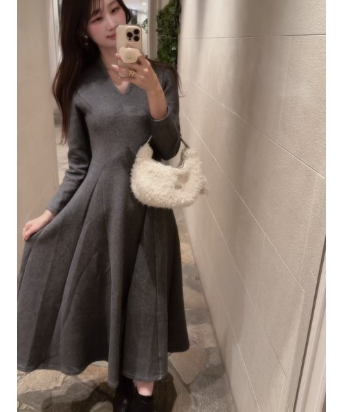 SAISON DE PAPILLON(セゾンドパピヨン)の「【高評価】ポンチ素材Vネックゴアードワンピース スタイルUP(ワンピース・レディース・ネイビー/ベージュ/チャコール・S/L/M)」の16枚目の写真