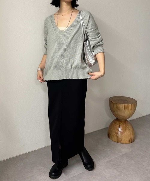 SHENERY(シーナリー)の「スラブVネックニット(ニット/セーター・レディース・オフホワイト/ブラック/ライトグレー・FREE)」の4枚目の写真