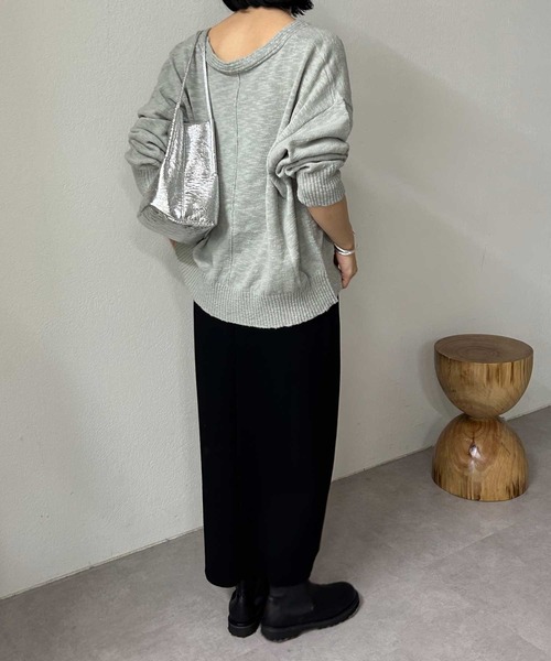 SHENERY(シーナリー)の「スラブVネックニット(ニット/セーター・レディース・オフホワイト/ブラック/ライトグレー・FREE)」の6枚目の写真