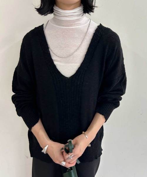 SHENERY(シーナリー)の「スラブVネックニット(ニット/セーター・レディース・オフホワイト/ブラック/ライトグレー・FREE)」の7枚目の写真