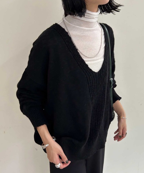 SHENERY(シーナリー)の「スラブVネックニット(ニット/セーター・レディース・オフホワイト/ブラック/ライトグレー・FREE)」の9枚目の写真