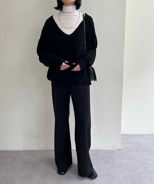 SHENERY(シーナリー)の「スラブVネックニット(ニット/セーター・レディース・オフホワイト/ブラック/ライトグレー・FREE)」の13枚目の写真