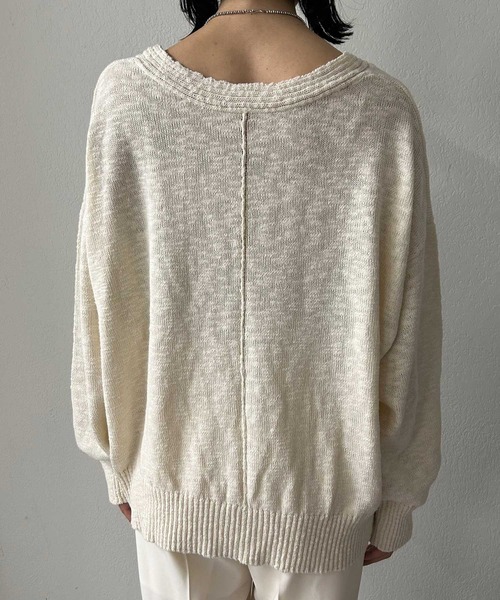 SHENERY(シーナリー)の「スラブVネックニット(ニット/セーター・レディース・オフホワイト/ブラック/ライトグレー・FREE)」の20枚目の写真