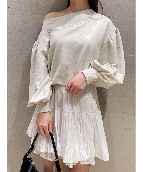 SNIDEL(スナイデル)の「アシメオフショルスウェットプルオーバー(スウェット・レディース・ピンク/ネイビー/ライトグレー・FREE)」の2枚目の写真