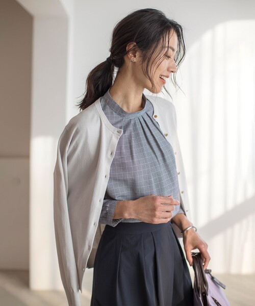 J.PRESS(ジェイプレス)の「【洗える】BASIC HT-COTTON クルーネック カーディガン(カーディガン/ボレロ・レディース・ネイビー系/パイングリーン系/ベージュ系/ふじ色系・MEDIUM/LARGE)」の2枚目の写真