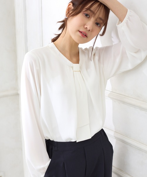 Honeys（ハニーズ）の「ボウタイブラウス（シャツ/ブラウス・レディース・ブラック/グレイッシュベージュ/オレンジ/ブルー/ホワイト・S/M/L/LL/3L）」の2枚目の写真