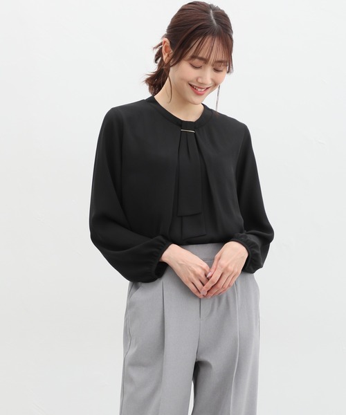 Honeys（ハニーズ）の「ボウタイブラウス（シャツ/ブラウス・レディース・ブラック/グレイッシュベージュ/オレンジ/ブルー/ホワイト・S/M/L/LL/3L）」の3枚目の写真