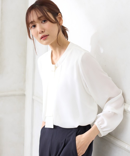 Honeys（ハニーズ）の「ボウタイブラウス（シャツ/ブラウス・レディース・ブラック/グレイッシュベージュ/オレンジ/ブルー/ホワイト・S/M/L/LL/3L）」の8枚目の写真