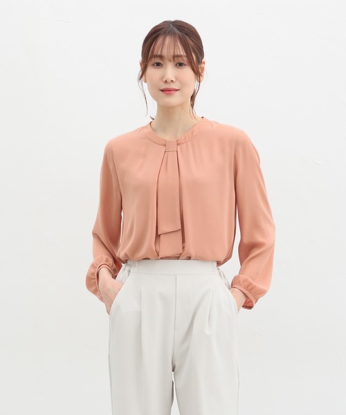 Honeys（ハニーズ）の「ボウタイブラウス（シャツ/ブラウス・レディース・ブラック/グレイッシュベージュ/オレンジ/ブルー/ホワイト・S/M/L/LL/3L）」の21枚目の写真