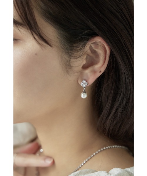 niana(ニアナ)の「ビジューフラワーパールピアス 結婚式 お呼ばれ 成人式 アクセサリー(ピアス(両耳用)・レディース・シルバー/ゴールド・FREE)」の3枚目の写真