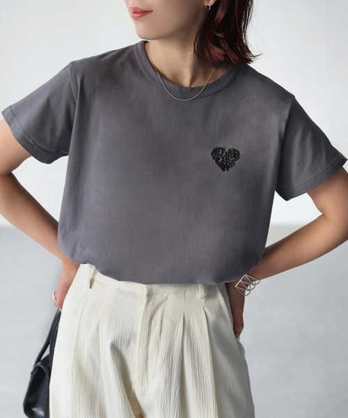 Riberry（リベリー）の「ハートロゴラメ刺繍コンパクトTシャツ（Tシャツ/カットソー・レディース・ホワイト×ブラック/ホワイト×レッド/ブラック×ホワイト/ブラック×グレー/チャコールグレー/ホワイト×シルバー/ホワイト系2/ホワイト系1/グレー系1/ホワイト×パープル/ホワイト×ピンク/ホワイト×イエロー/ホワイト×ブルー/ブラック×レッド/グレー系2・FREE）」の13枚目の写真