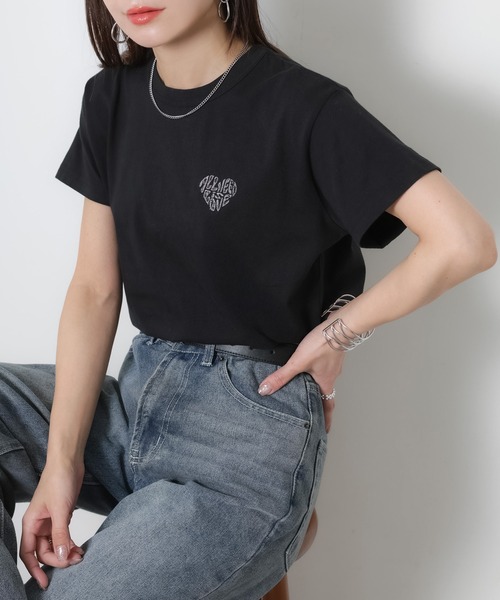 Riberry（リベリー）の「ハートロゴラメ刺繍コンパクトTシャツ（Tシャツ/カットソー・レディース・ホワイト×ブラック/ホワイト×レッド/ブラック×ホワイト/ブラック×グレー/チャコールグレー/ホワイト×シルバー/ホワイト系2/ホワイト系1/グレー系1/ホワイト×パープル/ホワイト×ピンク/ホワイト×イエロー/ホワイト×ブルー/ブラック×レッド/グレー系2・FREE）」の10枚目の写真