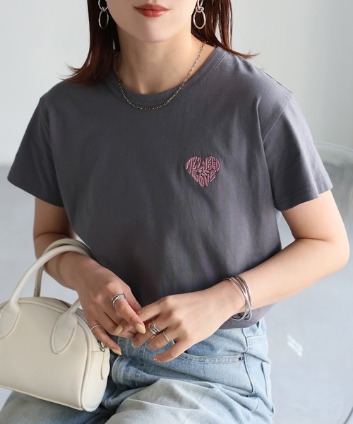 RILY ハートロゴTシャツ ONCILY（オンシェリー）の「HEART LOGO STITCH T-SHIRT / ハート