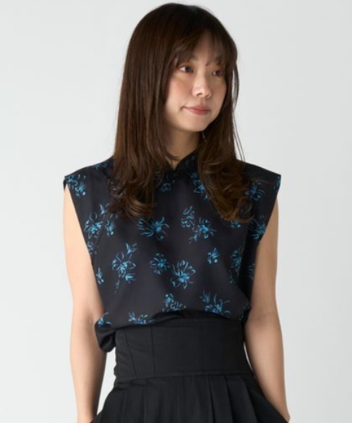 LILY BROWN（リリーブラウン）の「フラワープリントチャイナトップス 