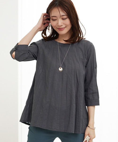 BELLUNA PLUS(ベルーナ)の「シャドーストライプ素材タック使いブラウス(シャツ/ブラウス・レディース・チャコール/イエロー/セージグリーン/ピンクベージュ・X-LARGE/LARGE/MEDIUM)」の2枚目の写真