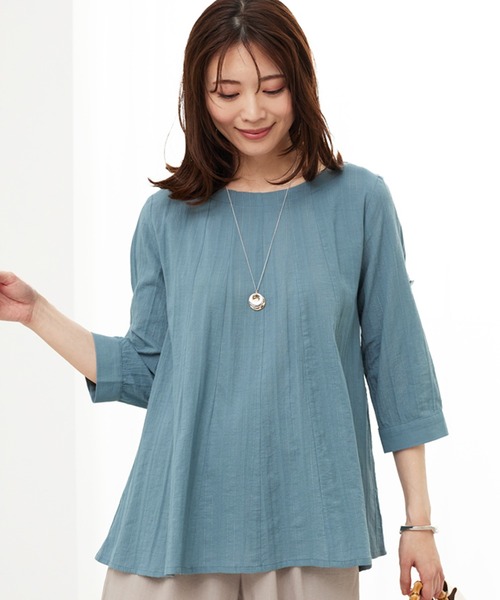 BELLUNA PLUS(ベルーナ)の「シャドーストライプ素材タック使いブラウス(シャツ/ブラウス・レディース・チャコール/イエロー/セージグリーン/ピンクベージュ・X-LARGE/LARGE/MEDIUM)」の1枚目の写真