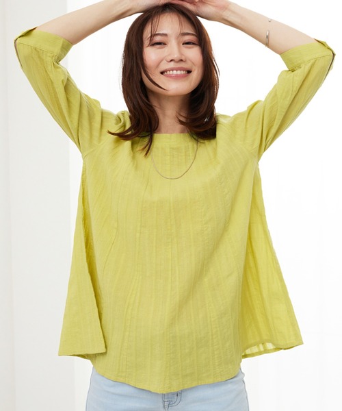 BELLUNA PLUS(ベルーナ)の「シャドーストライプ素材タック使いブラウス(シャツ/ブラウス・レディース・チャコール/イエロー/セージグリーン/ピンクベージュ・X-LARGE/LARGE/MEDIUM)」の12枚目の写真