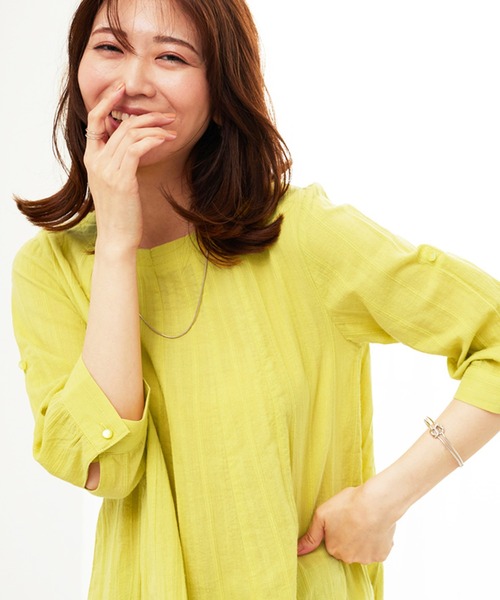 BELLUNA PLUS(ベルーナ)の「シャドーストライプ素材タック使いブラウス(シャツ/ブラウス・レディース・チャコール/イエロー/セージグリーン/ピンクベージュ・X-LARGE/LARGE/MEDIUM)」の14枚目の写真