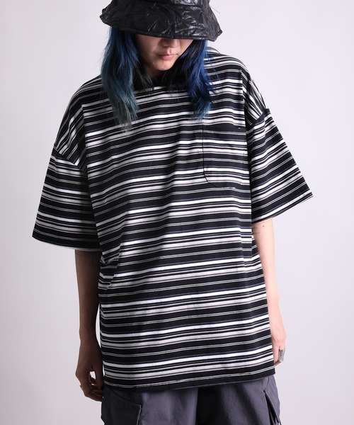 GENXDER（ノンジェンダー）の「【GENXDER】ボーダー柄ルーズフィットTシャツ (SS)（Tシャツ/カットソー・メンズ・ブラック/ホワイト・LARGE/X-LARGE/XX-LARGE）」の2枚目の写真