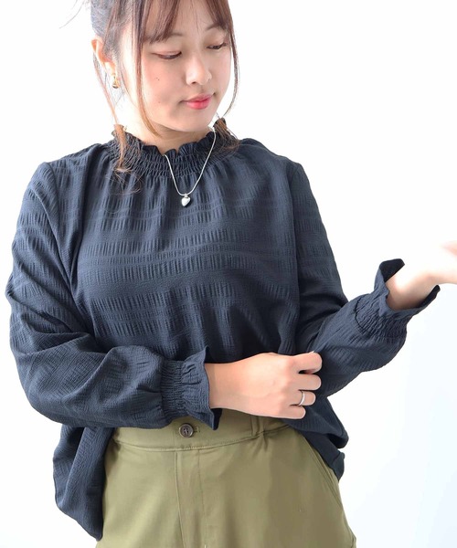 leswel(レスウェル)の「【L~5L 大きいサイズ】シャーリングクロスハイネックプルオーバー(シャツ/ブラウス・レディース・ブラック/カーキ/ラベンダー・LL/3L/4L/5L/L)」の6枚目の写真