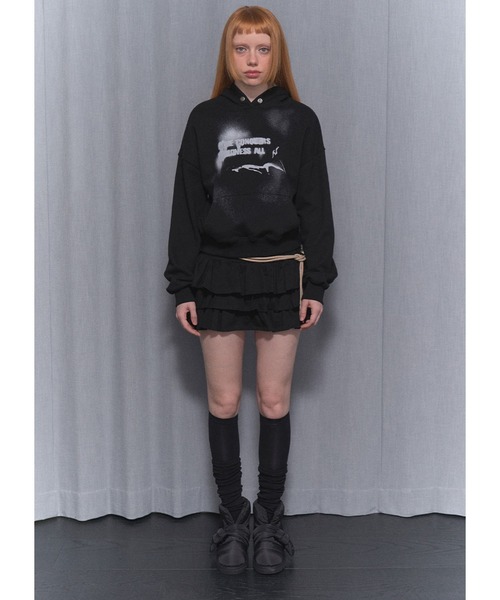 FANCY CLUB(ファンシークラブ)の「A'GEM/9 × .kom 『 FANCY CLUB/ファンシークラブ』 SPRAY LIE DOWN HOODIE/スプレー ライダウン プルオーバーパーカー(パーカー・レディース・ブラック・FREE)」の4枚目の写真
