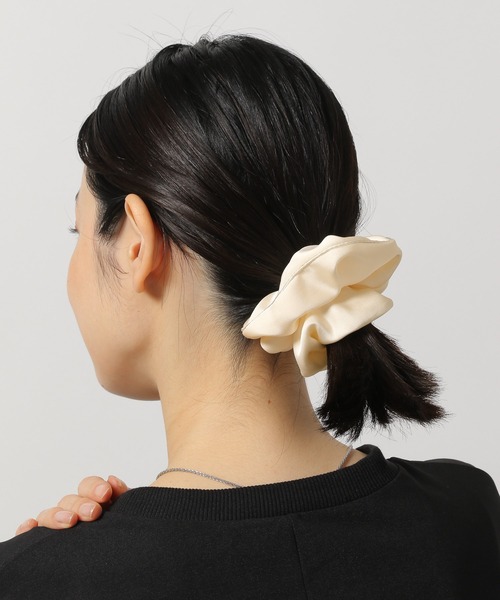 LAKOLE（ラコレ）の「パイピングラインシュシュ / 156390（シュシュ・レディース・ブラック/アイボリー/ネイビー・FREE）」の2枚目の写真