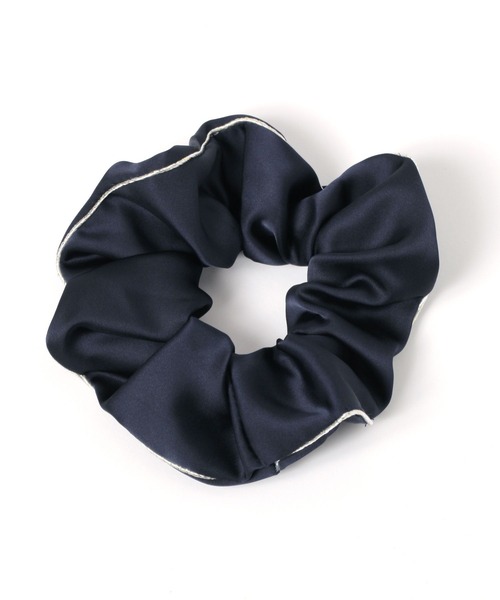 LAKOLE（ラコレ）の「パイピングラインシュシュ / 156390（シュシュ・レディース・ブラック/アイボリー/ネイビー・FREE）」の3枚目の写真