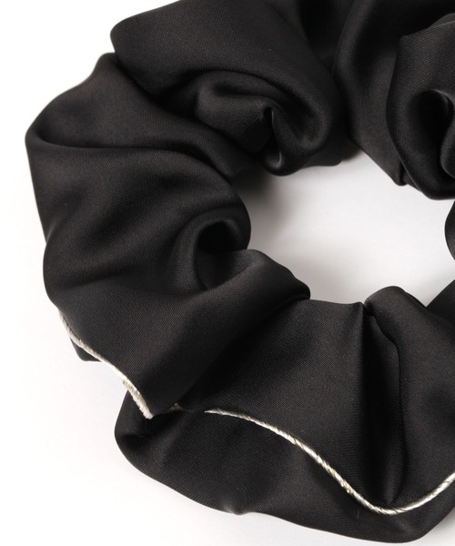 LAKOLE（ラコレ）の「パイピングラインシュシュ / 156390（シュシュ・レディース・ブラック/アイボリー/ネイビー・FREE）」の4枚目の写真