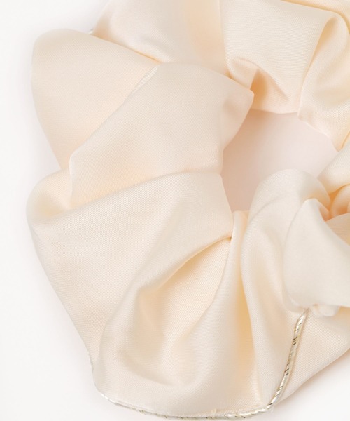 LAKOLE（ラコレ）の「パイピングラインシュシュ / 156390（シュシュ・レディース・ブラック/アイボリー/ネイビー・FREE）」の5枚目の写真