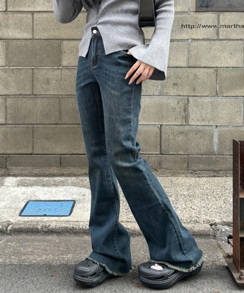 Ada.(エイダ)の「トレンドのウォッシュ加工! 裾フリンジ セミフレア デニム(デニムパンツ・レディース・ケミカルウォッシュ・S/M/L)」の1枚目の写真