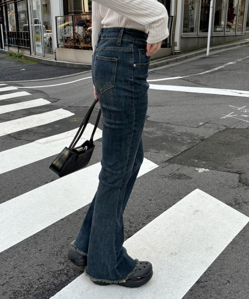 Ada.(エイダ)の「トレンドのウォッシュ加工! 裾フリンジ セミフレア デニム(デニムパンツ・レディース・ケミカルウォッシュ・S/M/L)」の5枚目の写真
