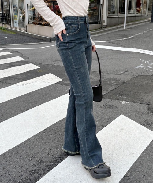 Ada.(エイダ)の「トレンドのウォッシュ加工! 裾フリンジ セミフレア デニム(デニムパンツ・レディース・ケミカルウォッシュ・S/M/L)」の4枚目の写真