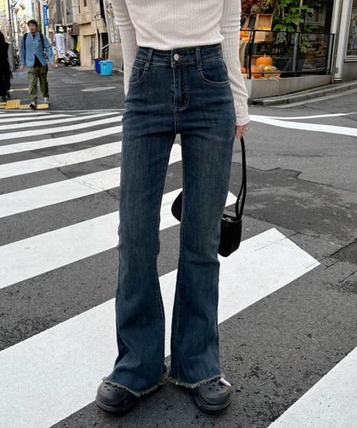 Ada.(エイダ)の「トレンドのウォッシュ加工! 裾フリンジ セミフレア デニム(デニムパンツ・レディース・ケミカルウォッシュ・S/M/L)」の2枚目の写真