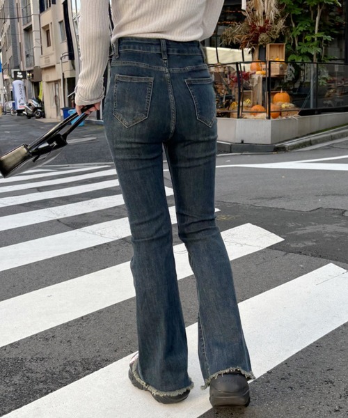Ada.(エイダ)の「トレンドのウォッシュ加工! 裾フリンジ セミフレア デニム(デニムパンツ・レディース・ケミカルウォッシュ・S/M/L)」の7枚目の写真