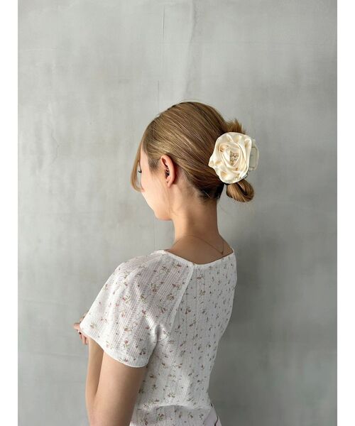 CALNAMUR（カルナムール）の「ROSE HAIR CLIP/ローズヘアクリップ（バレッタ/ヘアクリップ・レディース・ライトイエロー/ピンク・FREE）」の5枚目の写真