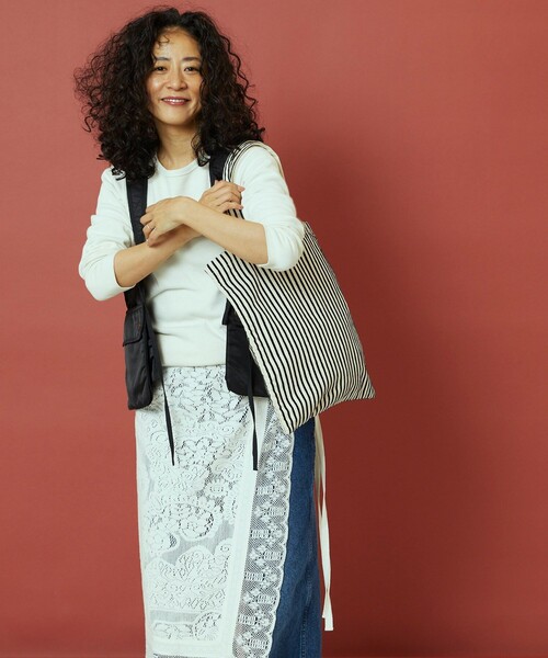 Freada(フリーダ)の「beej/ビージ Flocky Print Canvas Bag/フロッキー プリント キャンバス バッグ 限定展開(トートバッグ・レディース・ブラック/イエロー・ONE SIZE)」の6枚目の写真