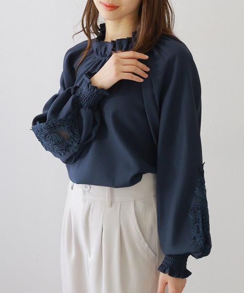Lace Ladies（レースレディース）の「袖レース スタンドカラー 長袖 ギャザー ブラウス（シャツ/ブラウス・レディース・ネイビー/ベージュ/ホワイト/ブラック・FREE/S）」の4枚目の写真