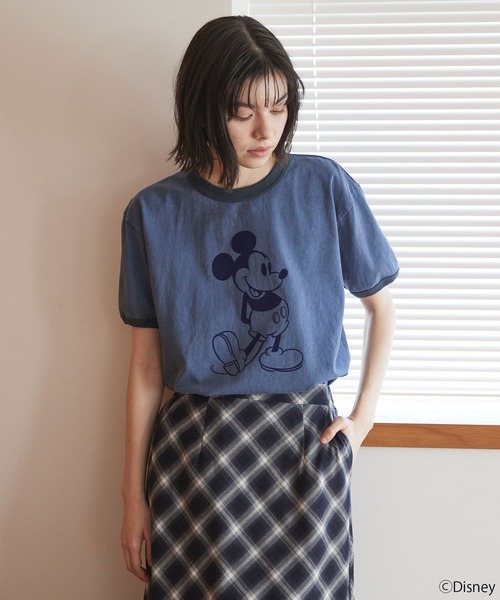 Disney(ディズニー)の「【Unblend】【GOOD ROCK SPEED】グッドロックスピード 別注 / MICKEY MOUSE / ミッキーマウス / フロッキープリントTシャツ(Tシャツ/カットソー・レディース・ネイビー/チャコール・L)」の4枚目の写真