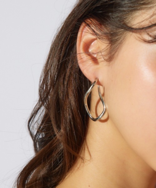 rienda（リエンダ）の「ニュアンスフープピアス（ピアス（両耳用）・レディース・ゴールド/シルバー・FREE）」の2枚目の写真