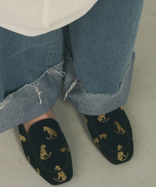 Unitage(ユニテージ)の「タイガー刺繍フラットミュール【select item】(パンプス・レディース・ブラック・MEDIUM/LARGE)」の4枚目の写真