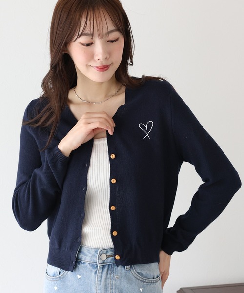 BLUEEAST(ブルーイースト)の「ハート刺繍カーディガン(カーディガン/ボレロ・レディース・ベージュ/ネイビー/サックスブルー・MEDIUM)」の1枚目の写真