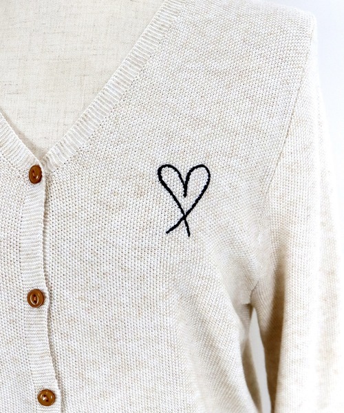 BLUEEAST(ブルーイースト)の「ハート刺繍カーディガン(カーディガン/ボレロ・レディース・ベージュ/ネイビー/サックスブルー・MEDIUM)」の4枚目の写真