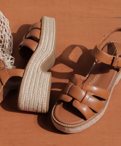 Clarks(クラークス)の「クラークス Coledale Strap コールデールストラップ サンダル(サンダル・レディース・タン/ブラック・50/40/35/45/55/30)」の2枚目の写真