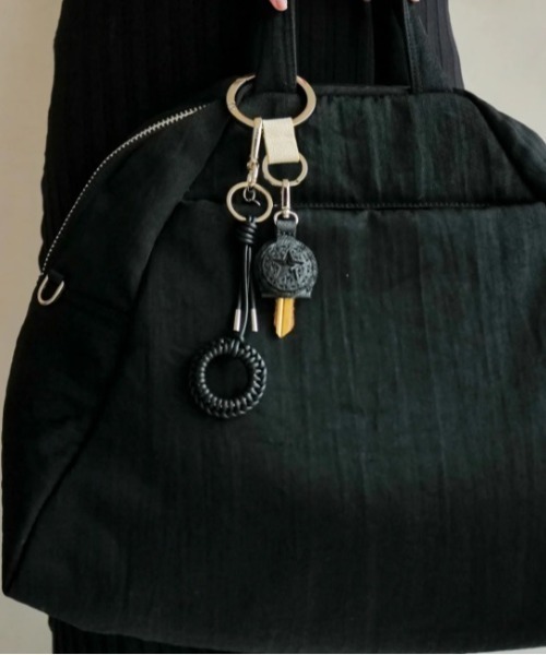 ITTI(イッチ)の「ITTI/イッチ/Art by ojagadesign "NUNKI" / DIPLO FJORD/ITTI-GOODS-075-ogaja-DF(キーケース/キーアクセサリー・メンズ・ブラック/グレー/オレンジ・F)」の6枚目の写真